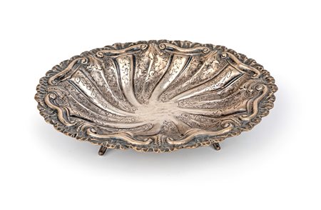 Centrotavola ovale inciso e sbalzato caratterizzato motivi vegetali e fiori...