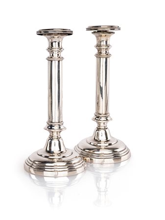Coppia di candelieri in argento, Firenze 1830, argentiere G.B. fusto a...