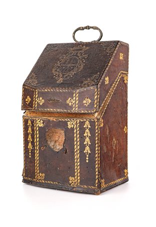 Antico cofanetto porta posate in legno rivestito in cuoio con stemma...