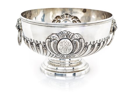 Coppa centrotavola, Londra, argentieri Mappin and Webb caratterizzata da...