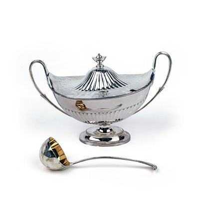 Zuppiera in argento con mestolo, Londra 1944, argentiere SB coppa ovale con...