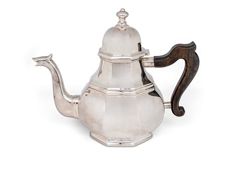 Caffettiera in argento con manico in legno corpo sfaccettato a pianta...