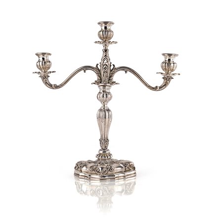 Candelabro in argento sterling a tre luci, Fornari, Roma fusto baccellato e...