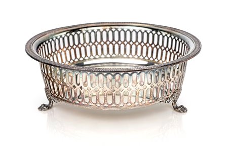 Cestino in argento corpo circolare su tre piedi ferini, bordo traforato ed...