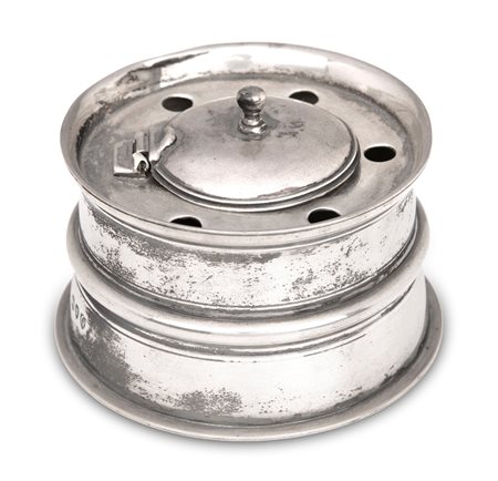 Calamaio in argento di forma circolare con fascia segnata da nervatura...