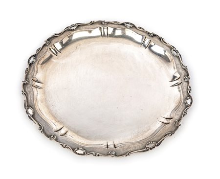 Piatto circolare breve tesa satinata racchiusa da sottili volute contrapposte...