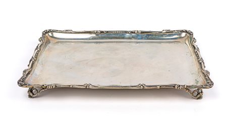 Salver rettangolare orlo percorso da volute vegetali avvolte lungo il...