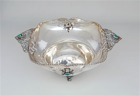 Vaschetta centrotavola quadrangolare orlo curvilineo caratterizzata da gemme...