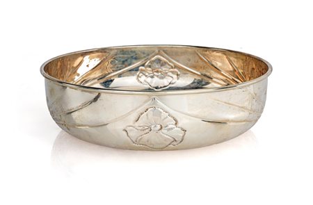 Ciotola decorata da quattro grandi fiori diametralmente opposti incisi,...