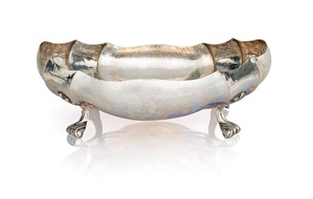 Centrotavola ovale, Sandonà, Treviso orlo sagomato, piedi arcuati con attacco...