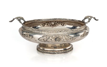 Grande coppa ovale biansata decorata da riserve centrate da conchiglia...