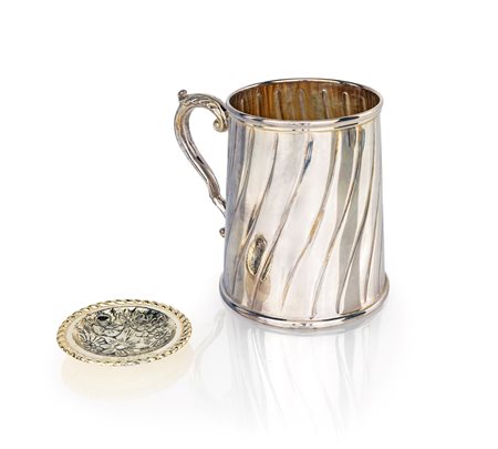 Boccale e posacenere il primo di forma tronco conica con superficie percorsa...