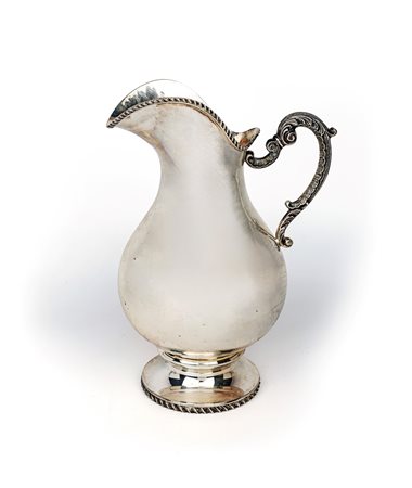 Grande brocca in argento corpo ad anfora su piede circolare, orlo percorso da...