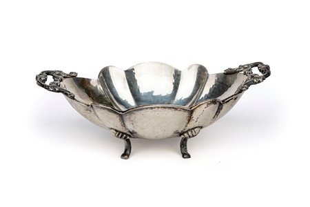Vaschetta centrotavola in argento 800/000 corpo ovale martellato con orlo...