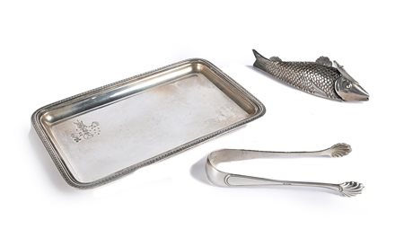 Tre oggetti in argento 800/000 piccolo vassoio rettangolare, R. Miracoli...