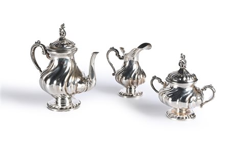 Servizio da caffè solitaire in argento composto da caffettiera, lattiera e...