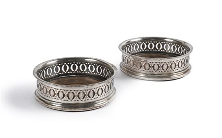 Coppia di sottobottiglia in argento e legno con ringhiera en suite con cruet...