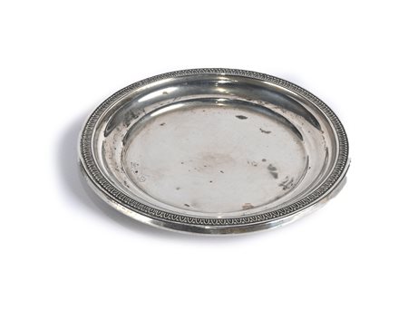 Due piattini circolari diversi in argento uno con bolli della città di Londra...