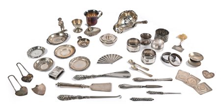 Lotto di argenteria sfusa composto da: calzascarpe e tiralacci, limetta e...