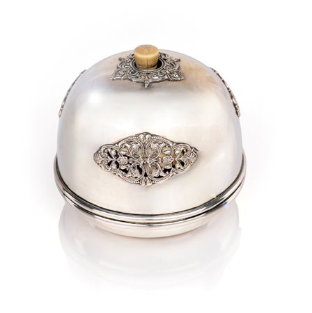 Campanello da banco decorato da riserve traforate a motivi vegetali; non...