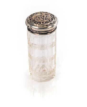 Flacone in vetro con tappo in argento sbalzato decorato da una scena galante...