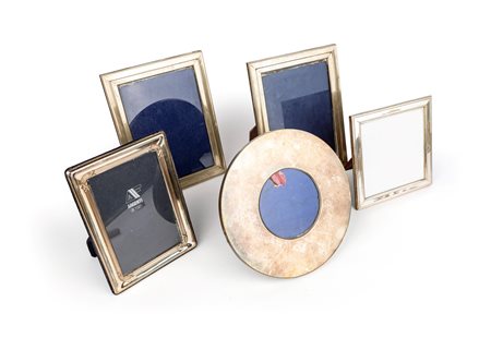 Cinque cornici da tavolo diverse in lamina d'argento tre rettangolari di cui...