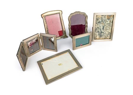 Sei cornici da tavolo diverse in lamina d'argento di cui una a trittico e tre...