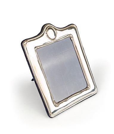 Cornice da tavolo di impostazione verticale a fascia liscia e cimasa con...