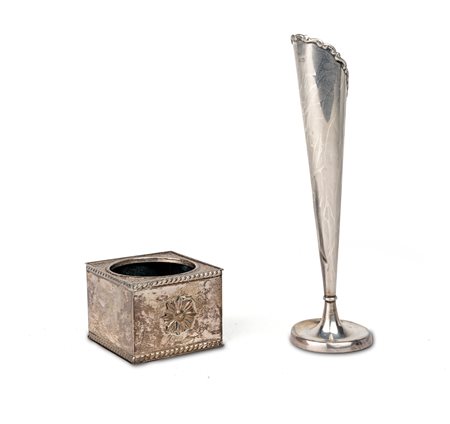 Vaso solifleur e cache-pot in argento il primo con lungo stelo conico su...