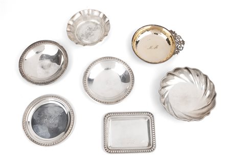 Lotto composto da sette bomboniere diverse in argento quattro piattini di...
