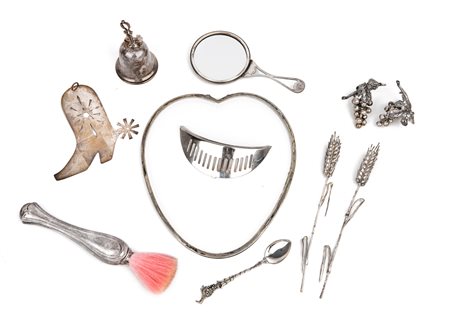 Lotto composto da 11 piccoli bibelots e frammenti in argento una campanella...
