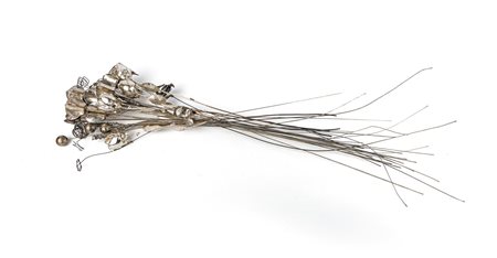 Bouquet di fiori recisi in argento e in metallo argentato composto da quattro...