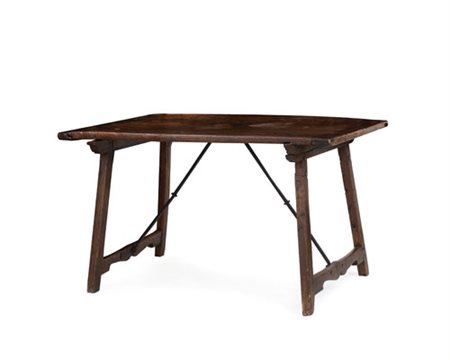 MOBILE DEL XVIII SECOLO TAVOLO A CAVALLETTO IN NOCE, XVIII SECOLO, piano...