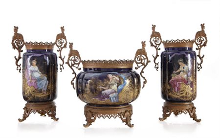 FRANCIA SET DI TRE VASI IN CERAMICA E METALLO BRUNITO, FRANCIA, FINE XIX...
