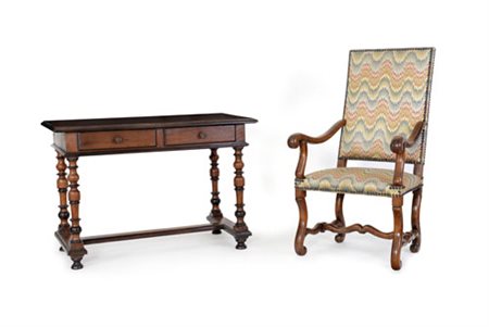 MOBILE DEL XVIII SECOLO UN TAVOLO SCRITTOIO E UNA POLTRONA IN NOCE, XVIII...