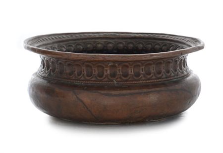 OGGETTISTICA VARIA GRANDE BACILE IN RAME SBALZATO, TOSCANA, XVII SECOLO,...