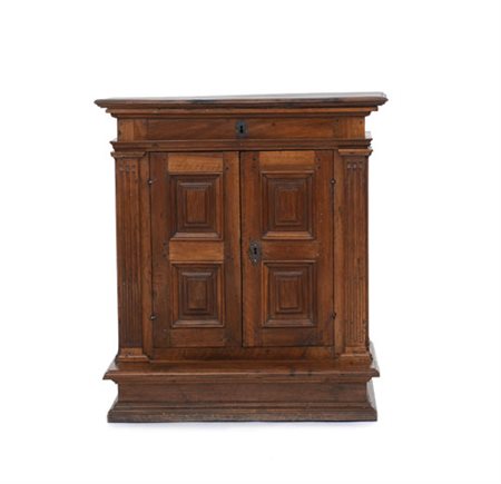 MOBILE DEL XVII SECOLO MOBILETTO IN NOCE, XVII SECOLO, a due ante con...