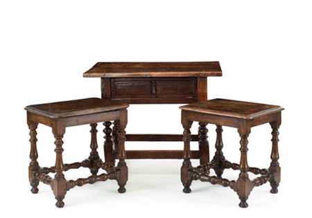 MOBILE DEL XVIII SECOLO TAVOLO IN NOCE, XVIII SECOLO, fronte ad un cassetto e...