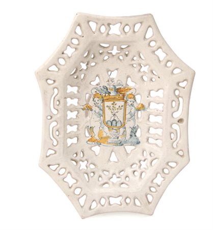 FAENZA ALZATA A CRESPINA OTTAGONALE IN MAIOLICA, FAENZA, XVII SECOLO, falda...