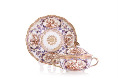 ANONIMO TAZZA DA PUERPERA CON COPERCHIO E PIATTO IN PORCELLANA, DRESDA, XIX...