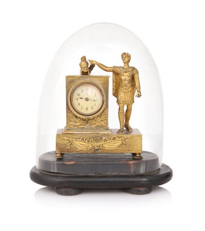 ANONIMO PENDOLA DA TAVOLO IN BRONZO DORATO, FINE XIX SECOLO, cassa a plinto...