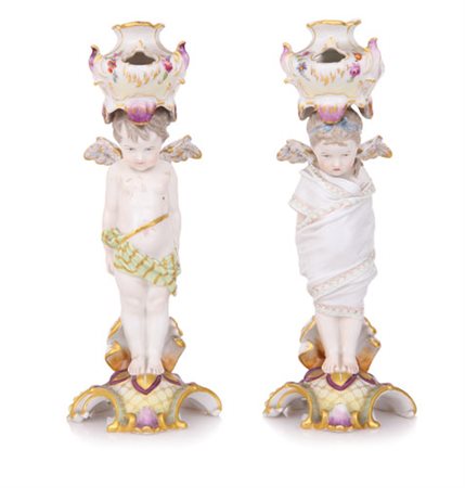BERLINO COPPIA DI CANDELIERI IN PORCELLANA, BERLINO, XIX SECOLO, fusti ad...