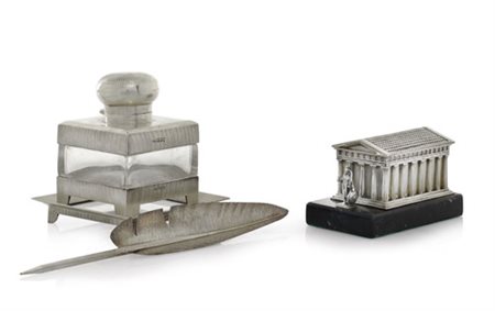 ARGENTI D'EPOCA UN CALAMAIO IN ARGENTO E CRISTALLO, LONDRA, 1898 E UNA...