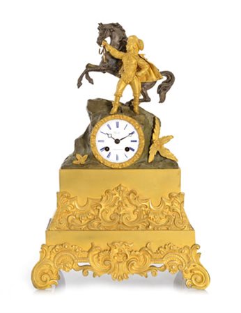 OROLOGIO DA TAVOLO PENDOLA DA TAVOLO IN BRONZO PATINATO E DORATO, PUECH A...