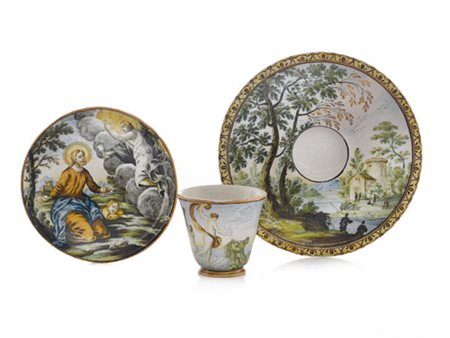 CASTELLI UNA TAZZA E UN SOTTOTAZZA A TREMBLEUSE IN MAIOLICA, CASTELLI, XVIII...