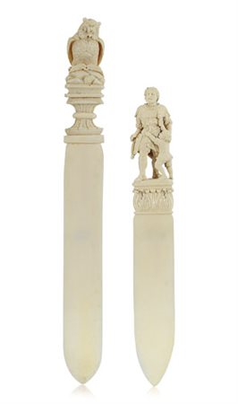 AVORIO EUROPEO DUE TAGLIACARTE IN AVORIO, XIX SECOLO, con impugnature a gufo...