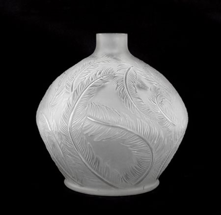 LALIQUE VASO "PLUMES" IN VETRO, R. LALIQUE, 1930 CA., pressato in forma con...