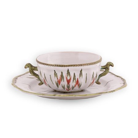 Tazza da puerpera in maiolica a doppio manico decorata in policromia a motivi geometrici.  Manifattura dell'Italia del nord del XVIII secolo