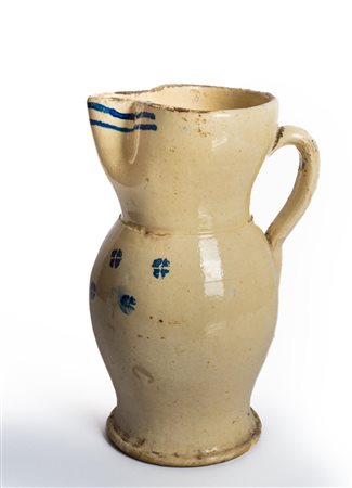 Grande brocca con decoro a fiori azzurri eseguiti con la tecnica della spugnetta.    Manifattura di Grottaglie del XIX secolo