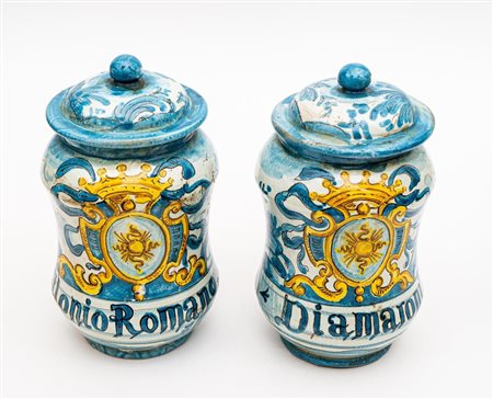 Coppia di vasi apotecari con stemma al fronte, scritta a caratteri corsivi a decoro "Filonio Romano - Diamaroni" .  Manifattura di Albissola, fine XIX secolo e primi  anni del XX secolo